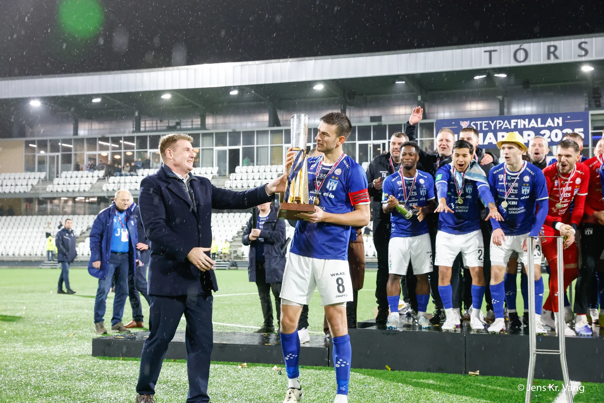 Hoyr Jóannes, Mads Boe, Jákup B, formannin, venjaran, Árna og Páll seta orð á steypasigurin og greipuna hjá KÍ