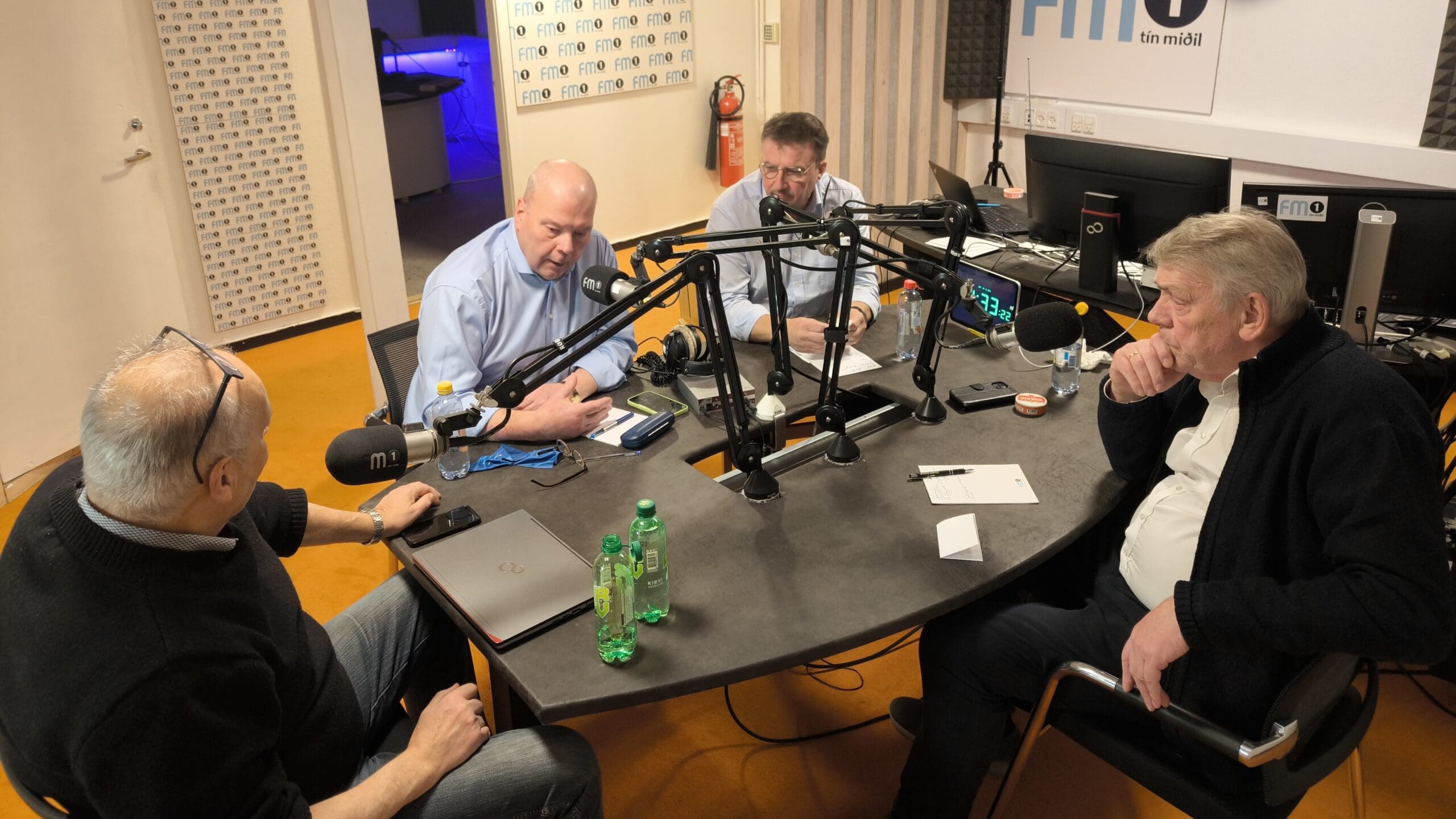 Stjórnin – Politikkur á skák – Kanningar heldur enn avgerðir