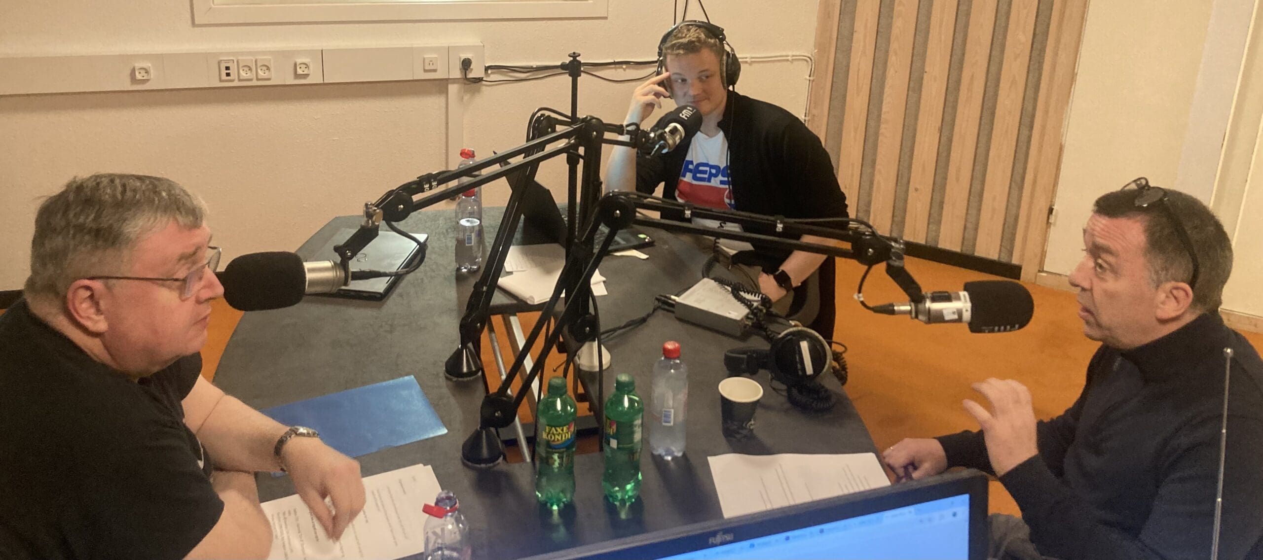 Lívligt Fótbóltsskýlið við Eli Hentze og Ronnie Thomassen