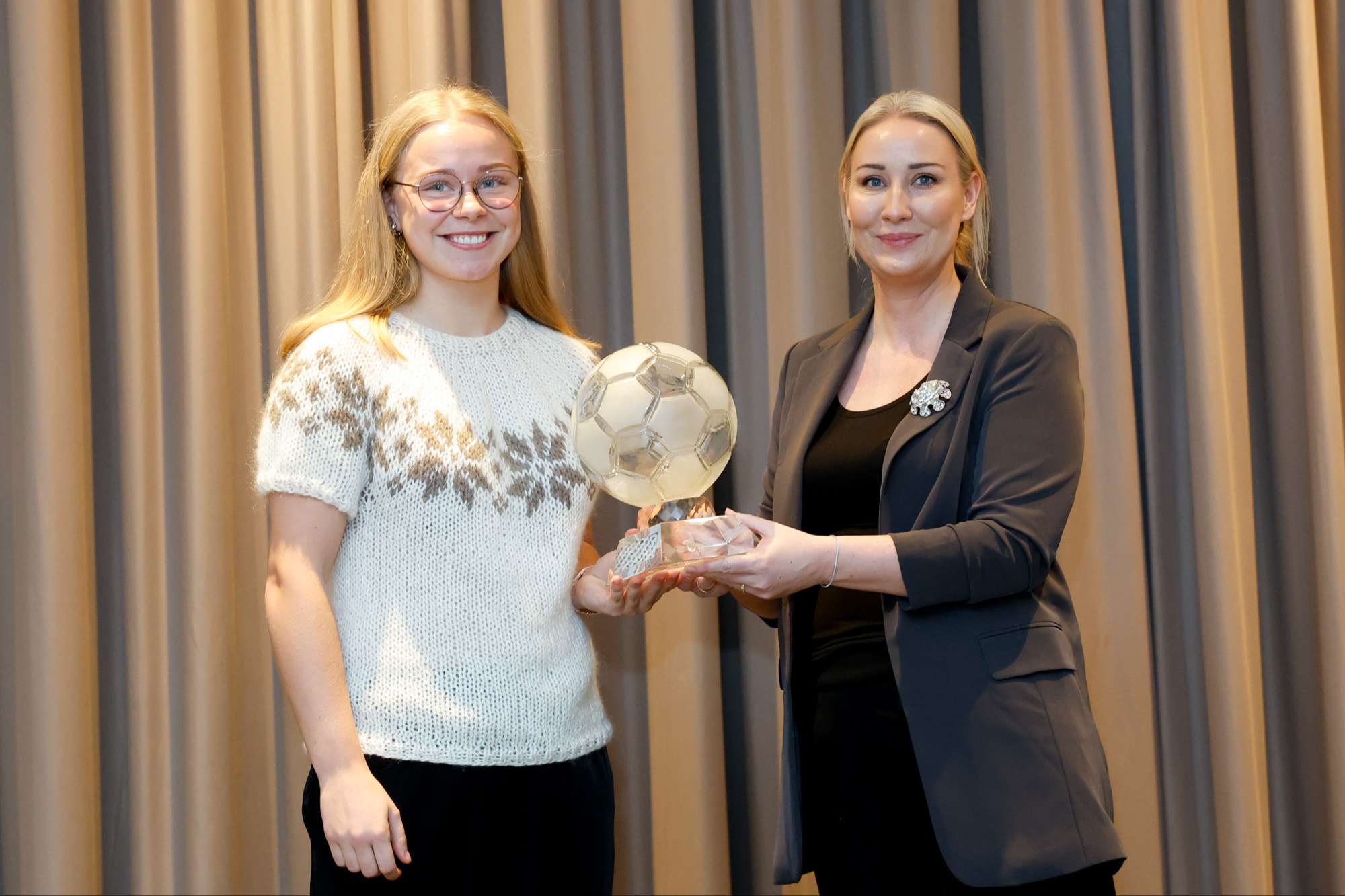 Samrøður við ársins leikarar Sólju Ernstdóttir og Árna Fredriksberg – og greining hjá Teiti Joensen