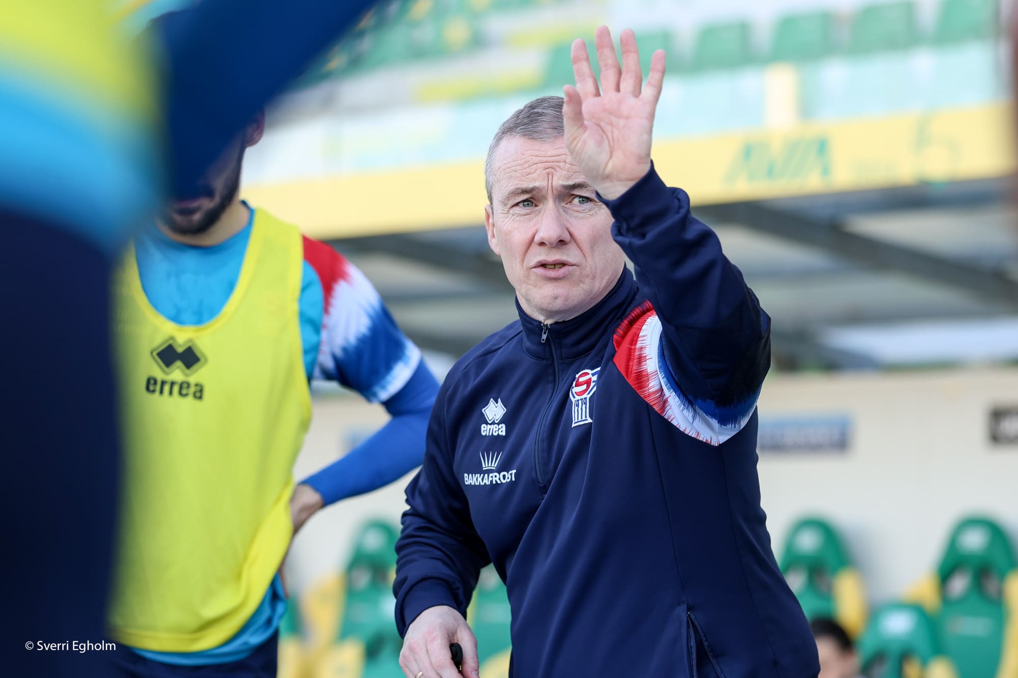 Helvtin av liðnum skift út