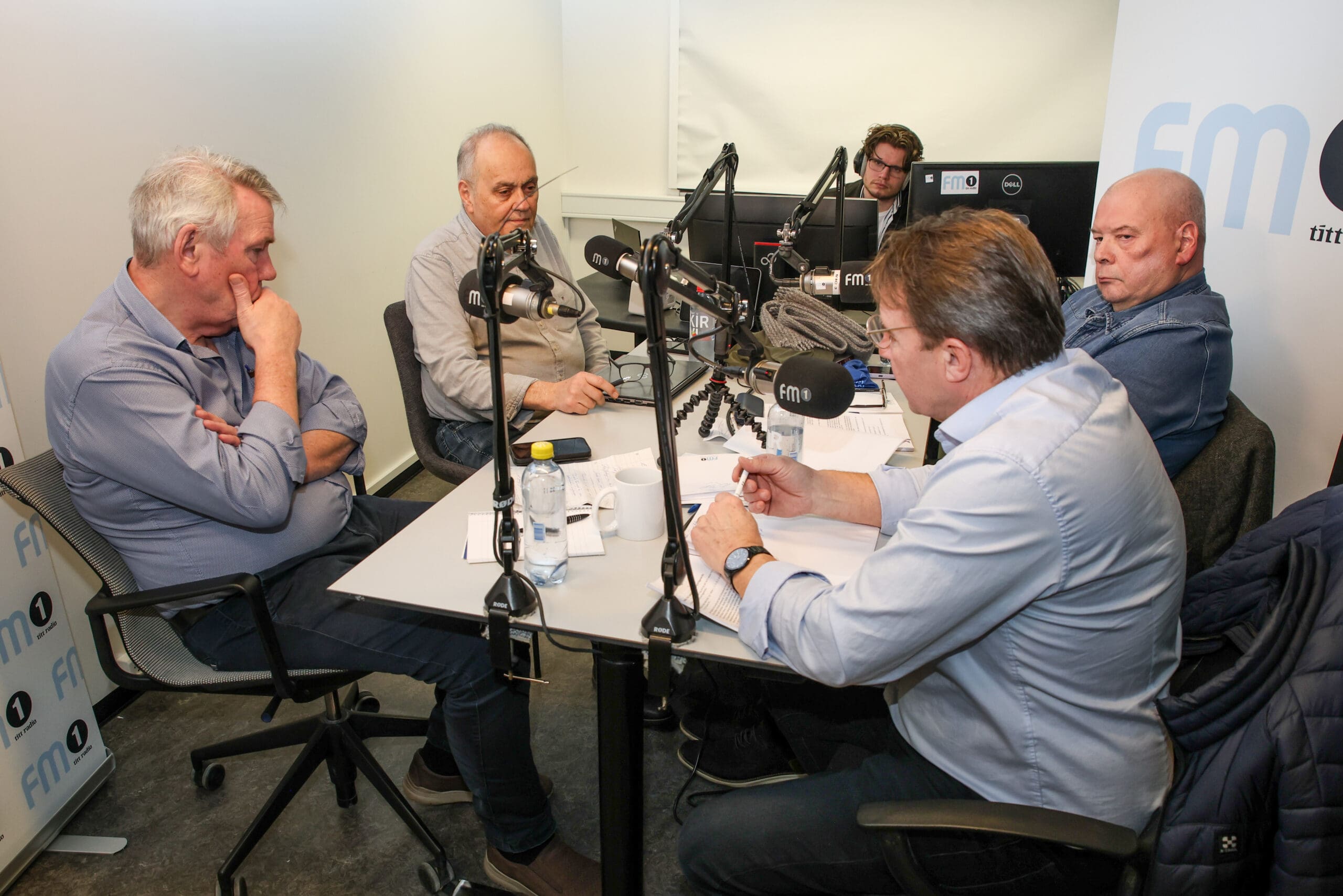 Stjórnin – Politikkur á skák – Sum at hoyra lundar í bergi