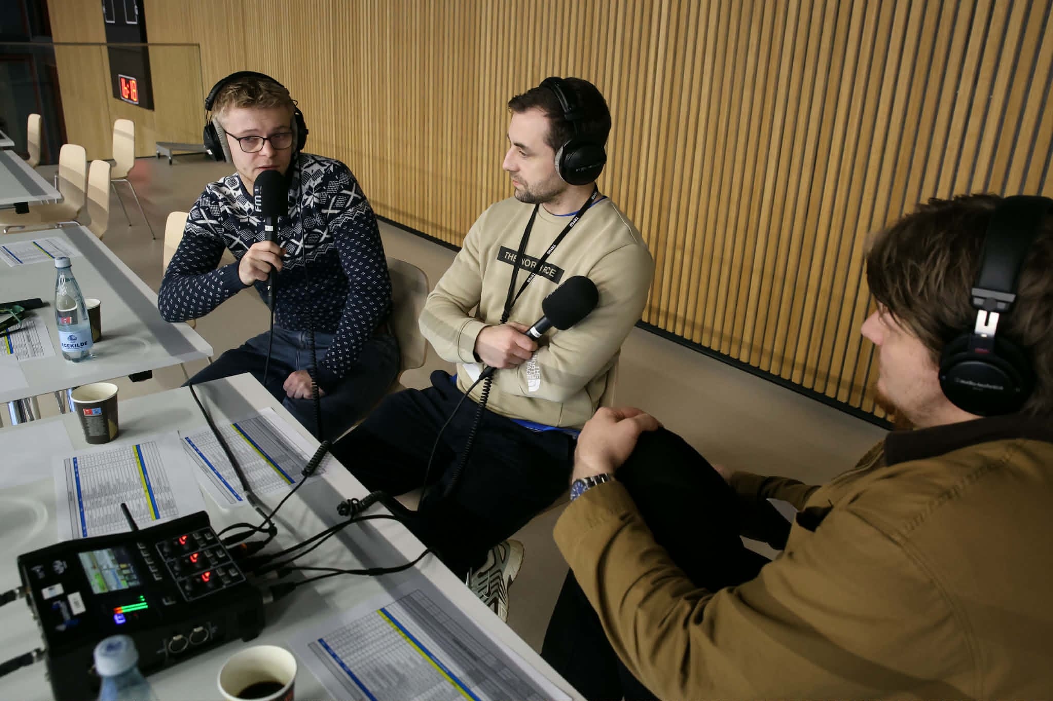 Hoyr Ára E. Dam og Tormóð P. Djurhuus taka samanum eitt gott føroyskt avrik móti Italia