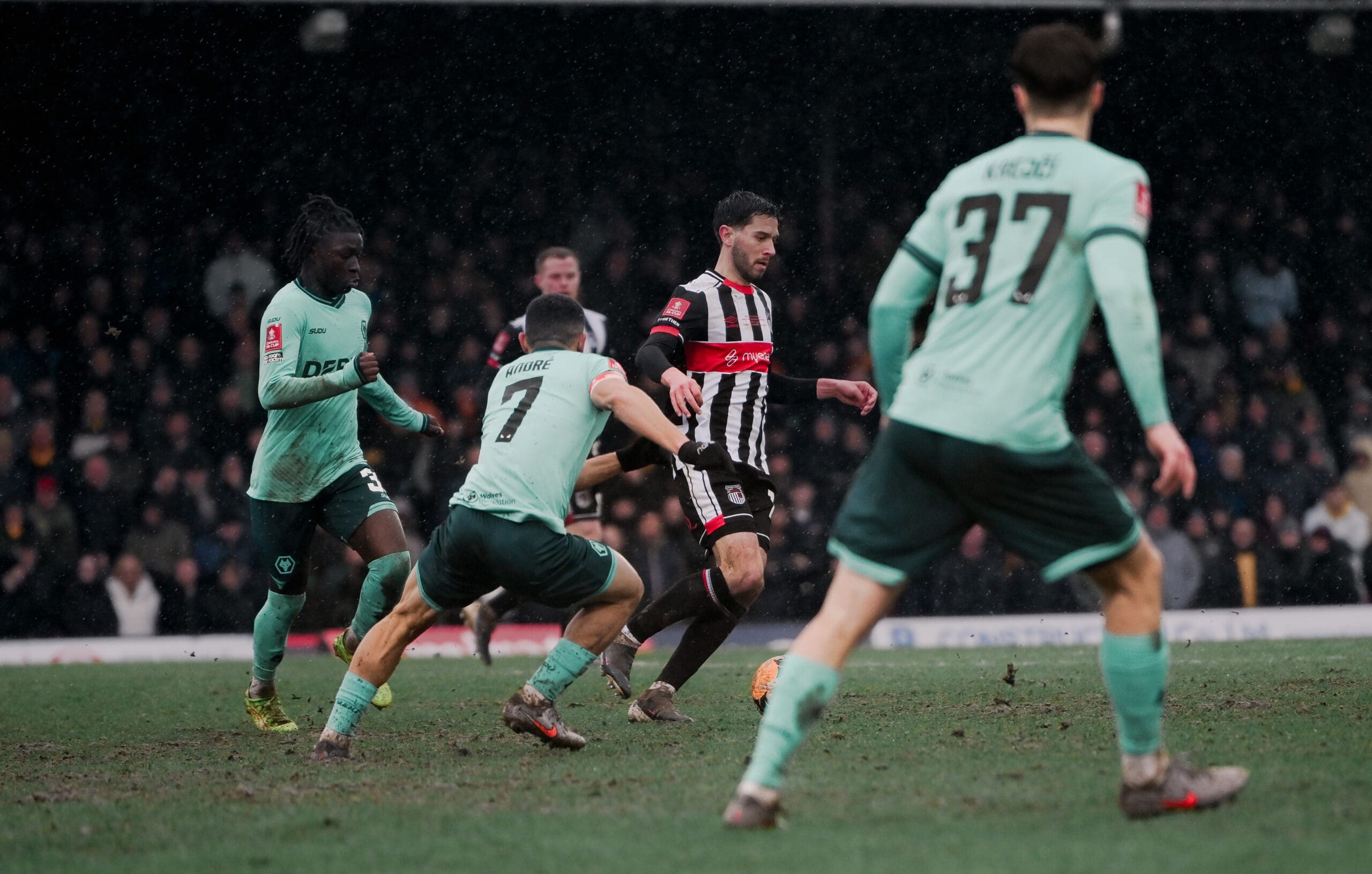 Geza fer at goyma skitnu FA Cup-blusuna