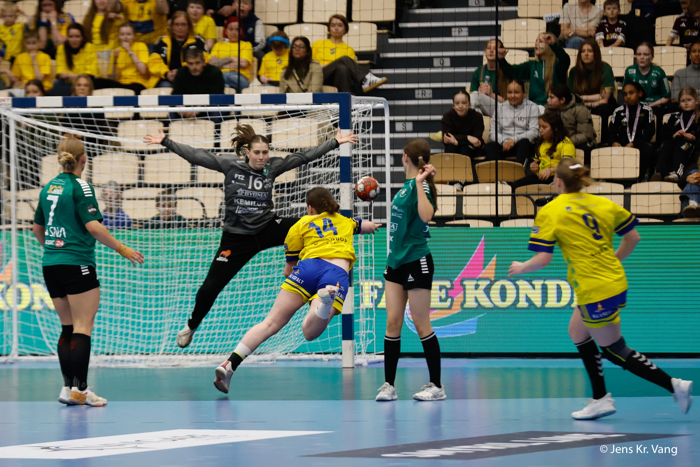 Dagsins leikari Gylta á Neystabø og royndu leikararnir Bjarta og Turið stórfegnast