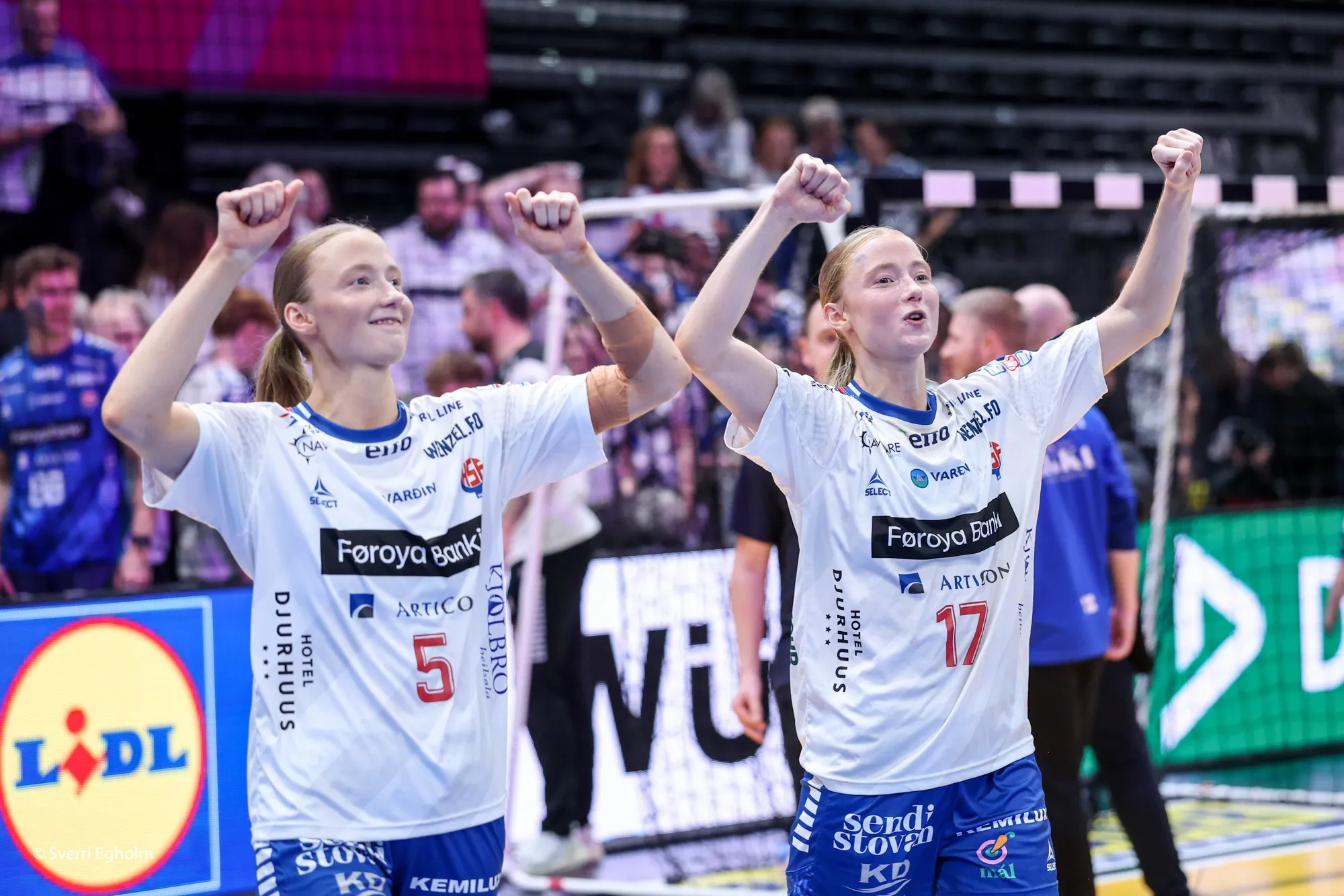 Lív: Kenni meg sjálvandi ikki ótrygga við at standa við síðuna av Vár