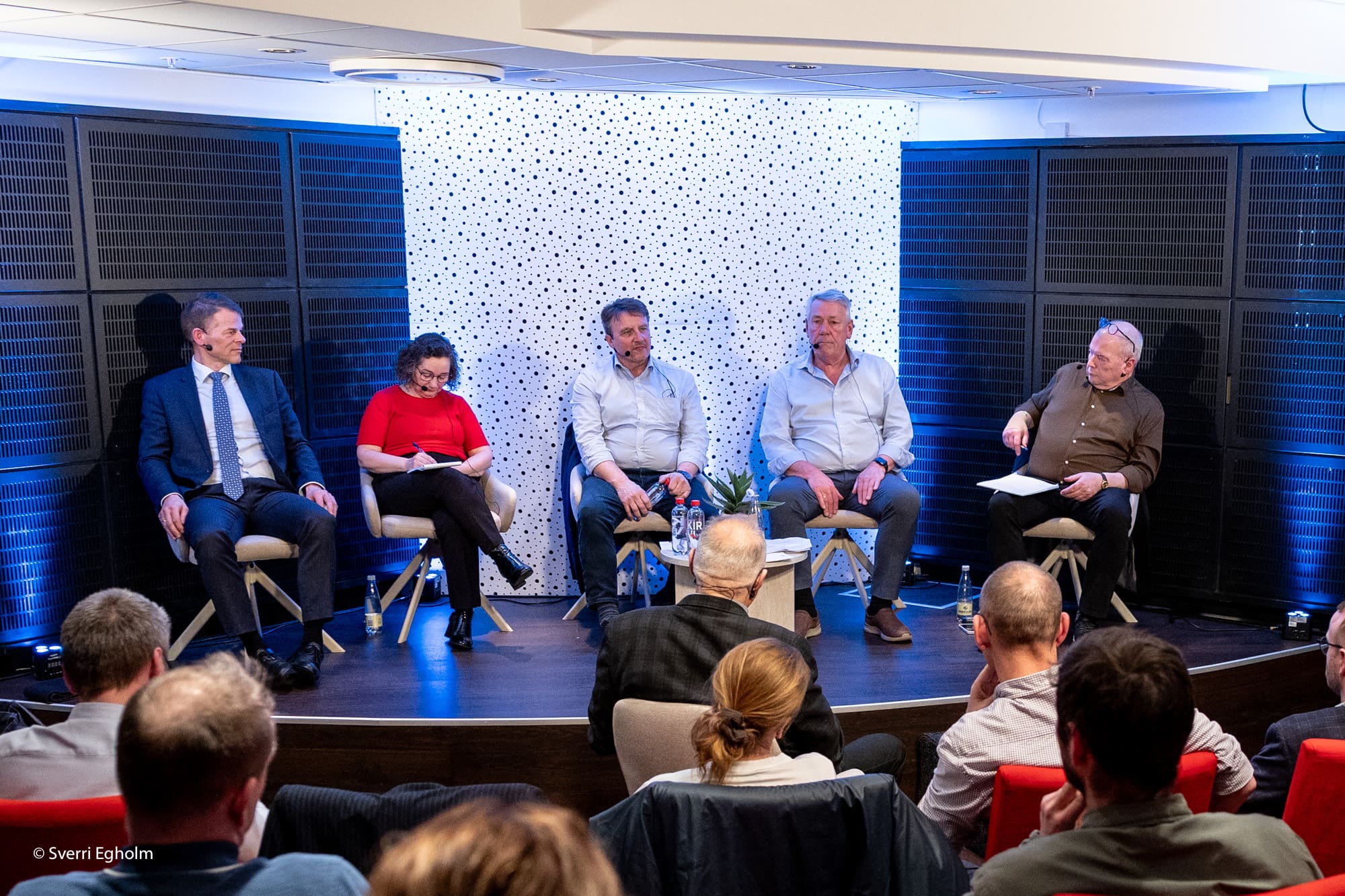 Valstjórnin: Tjóðveldi og Sambandsflokkurin í krovið á hvørjum øðrum