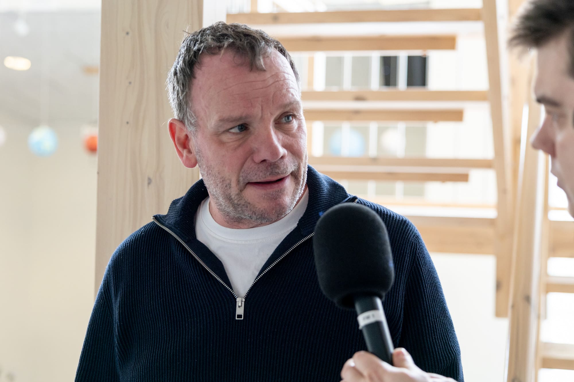 Hanus Kjølbro: Ættin skiftir og hann makar vindin út á dagin