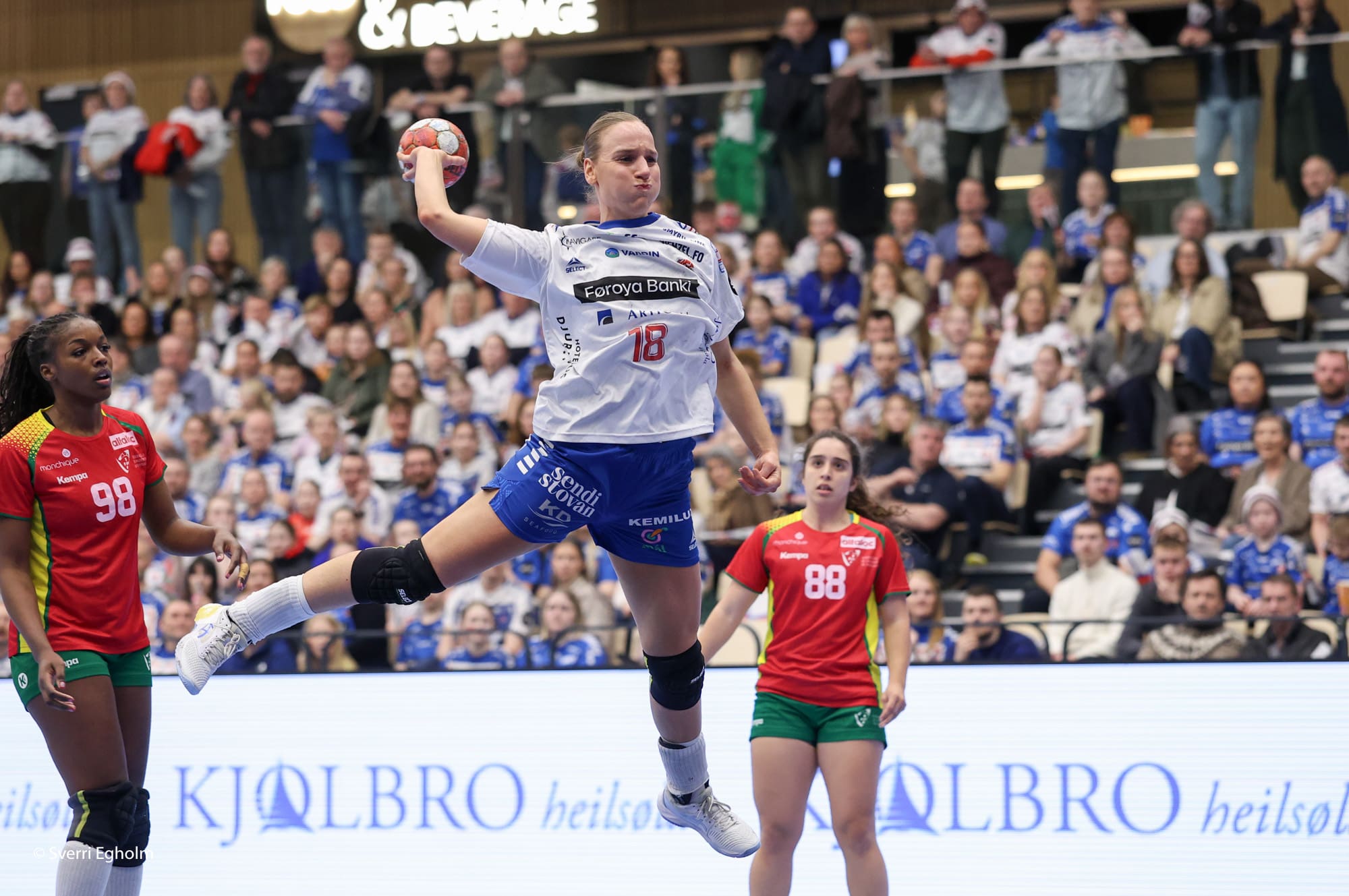 Landsliðsliðskiparin fegnast um sigurin – harmast tó skeivu sendingarnar