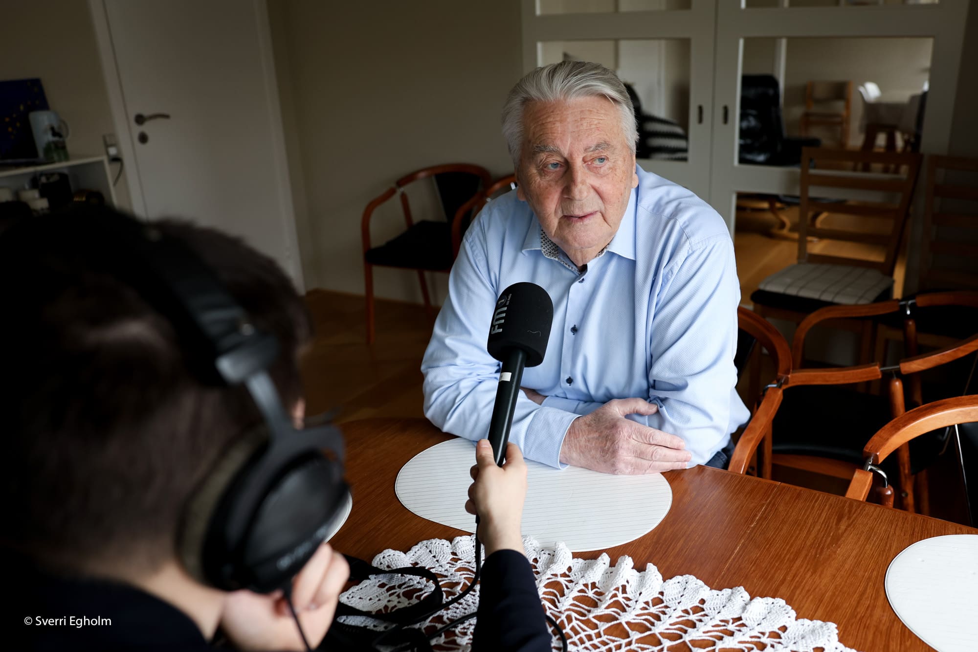 – Politikkara basillan situr enn