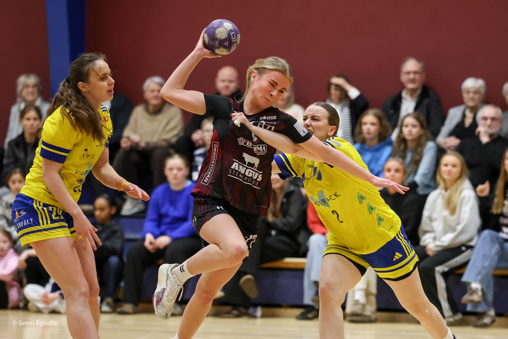 Sára Berg á Lag: Mugu halda høvdið kalt