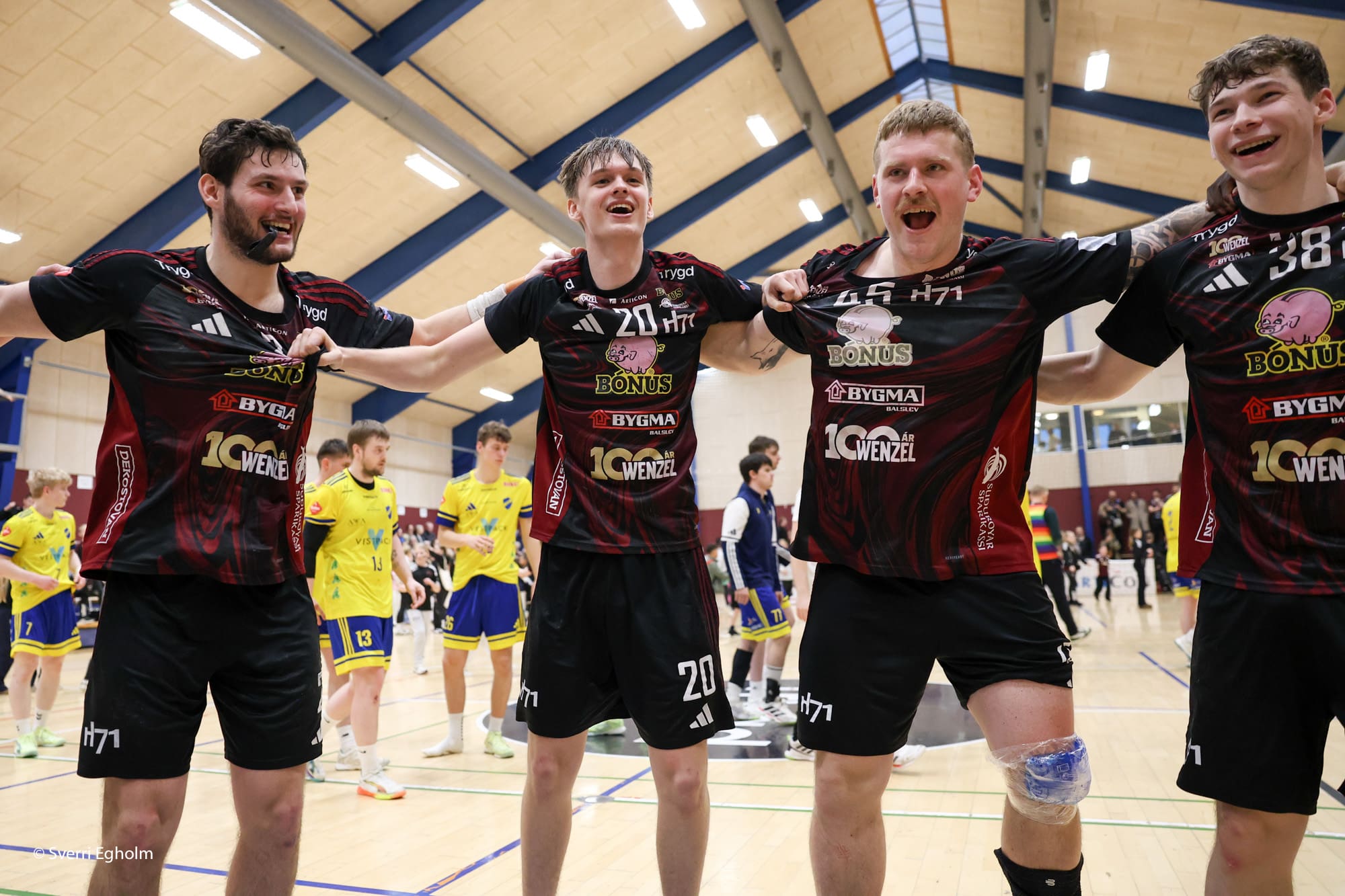 Hoyr Teit Joensen, Helga H. Hoydal og Djóna G. Joensen seta orð á stórsigurin hjá H71