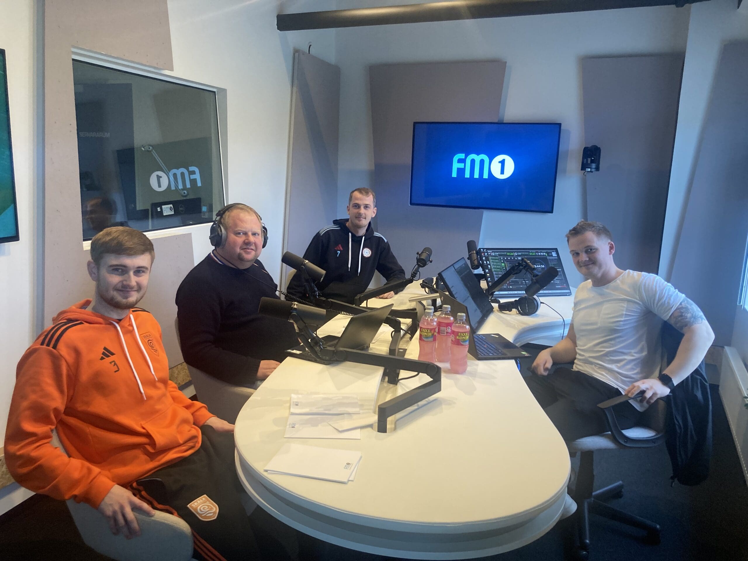 Markus Hellisdal (Skála ÍF), Bjarki Nielsen (AB) og Jóan Pauli Jacobsen vóru gestir í “3. hálvleiki”
