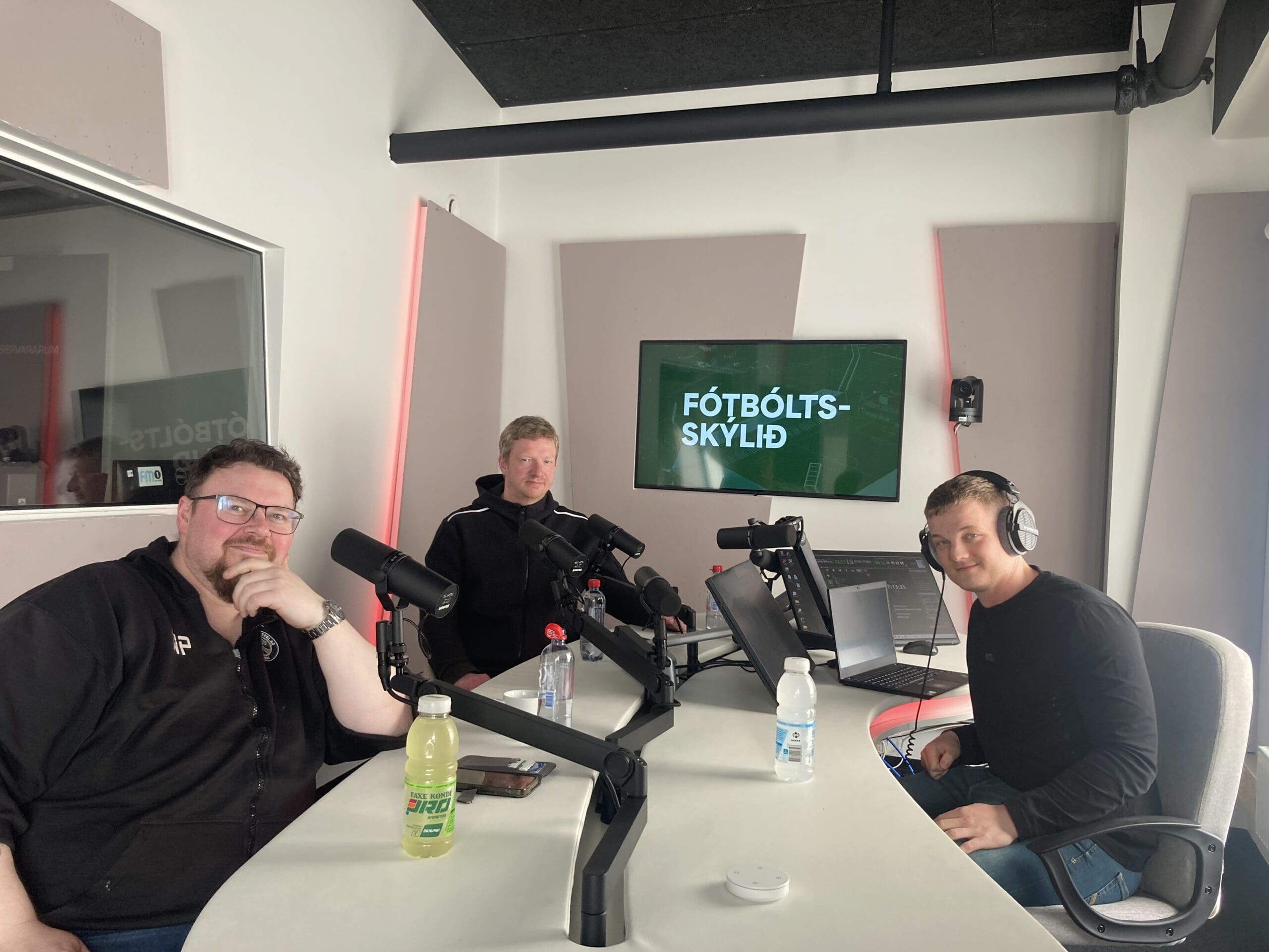 Jákup Ósá og Niels Petersen vóru gestir í “Fótbóltsskýlinum”