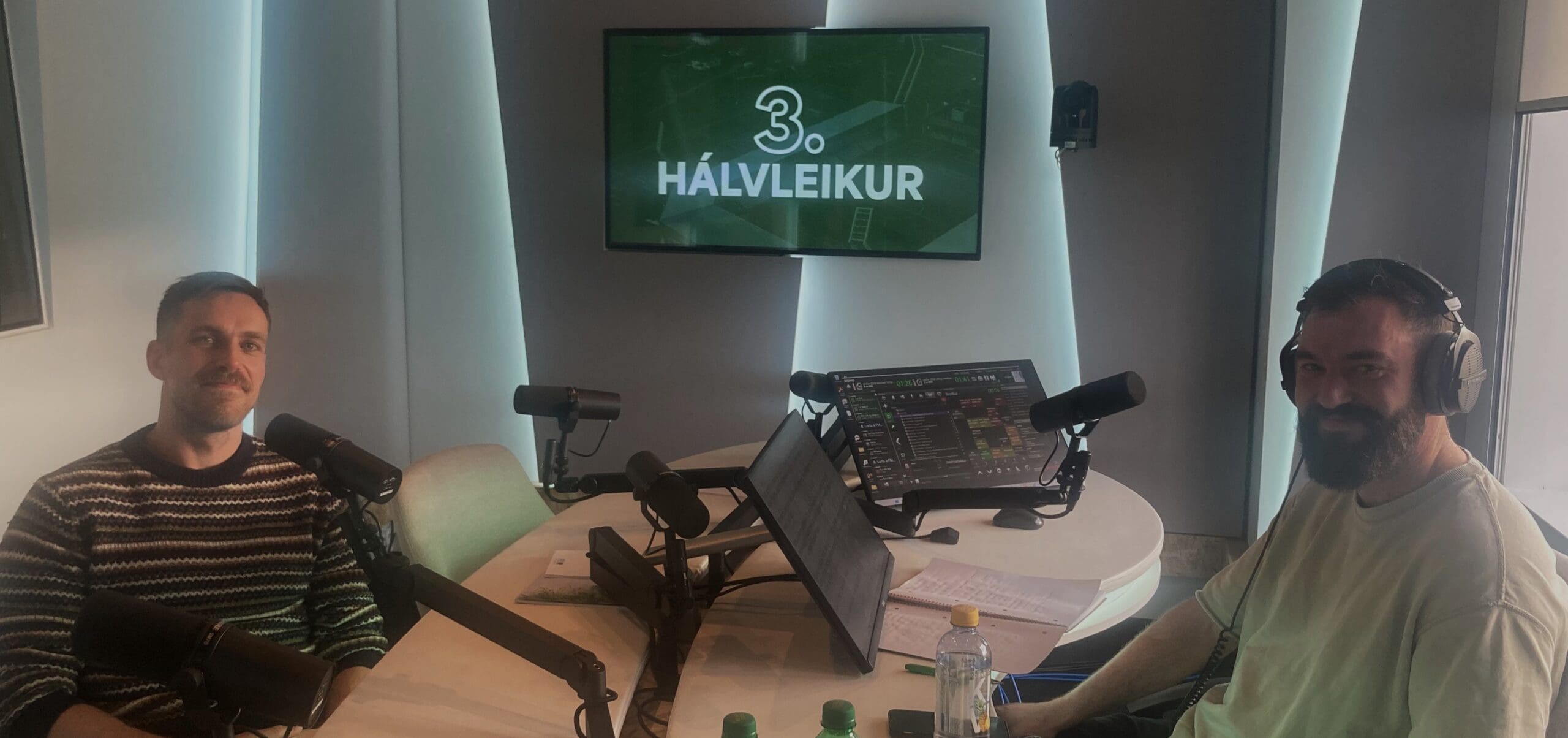 Heini Vatnsdal, Bill McLeod Jacobsen, Geza David Turi, Páll A. Klettskarð og Hanus Højgaard vóru gestir í “3. hálvleiki”