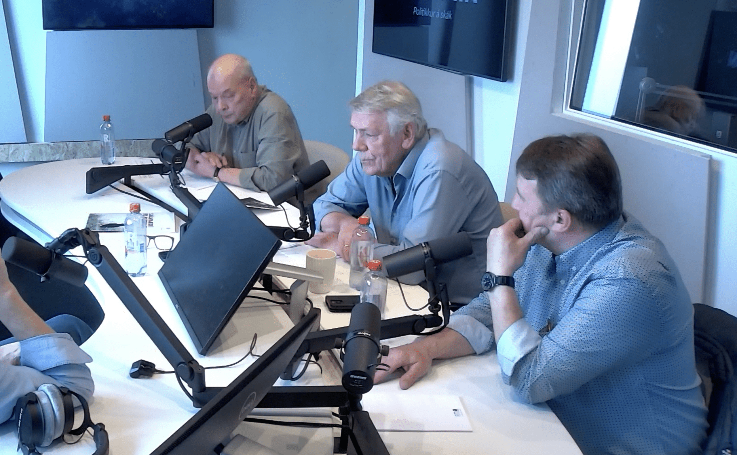 Stjórnin: Heldur løgreglan hondina yvir høgt sitandi fólki