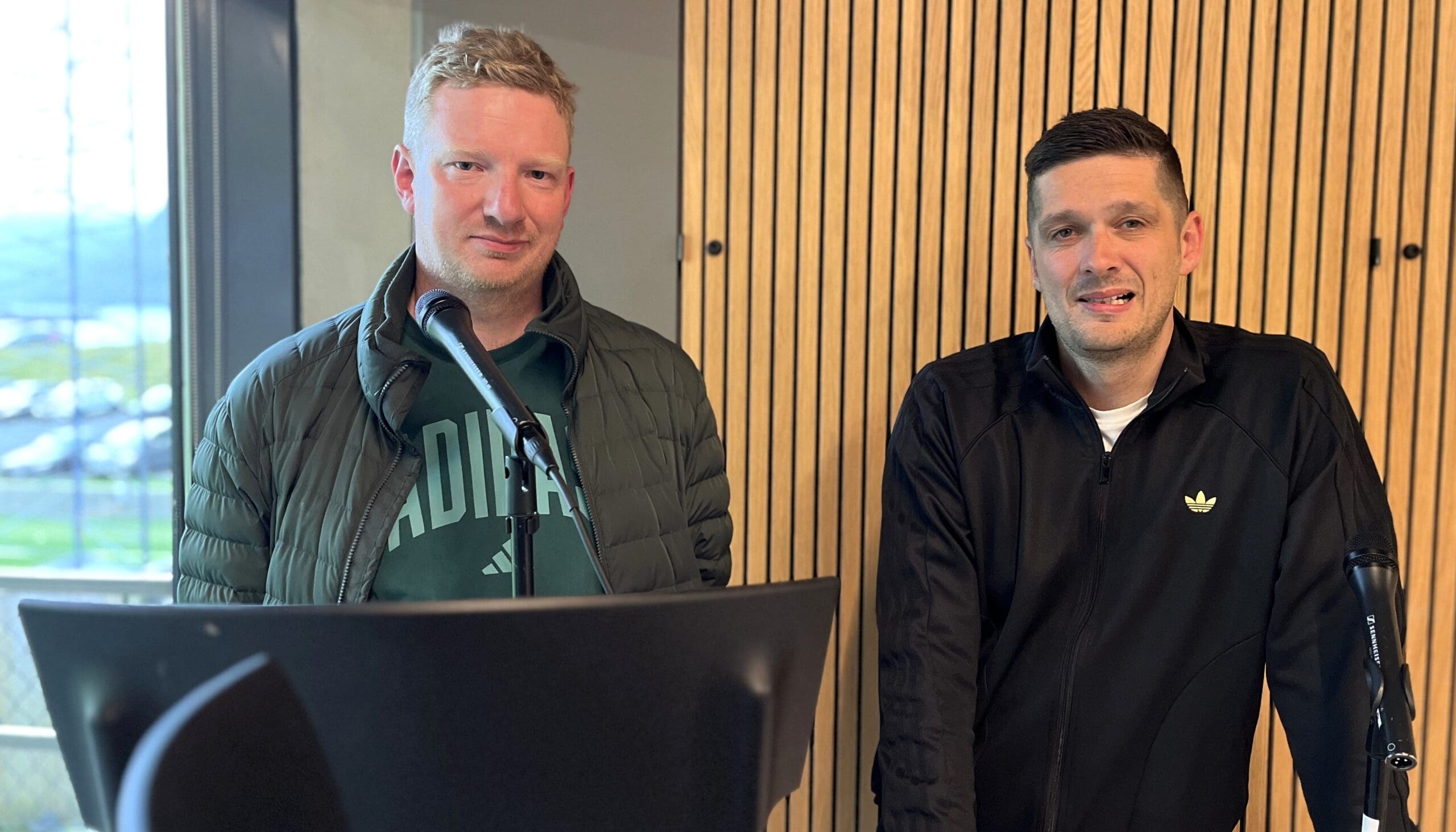 Jákup Ósá og Atli Gregersen vóru gestir í “Fótbóltskýlinum” sum var sent úr Sarpugerði
